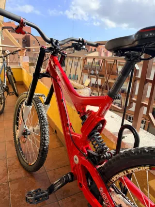 Bicicleta Dowhill Commencal Roja