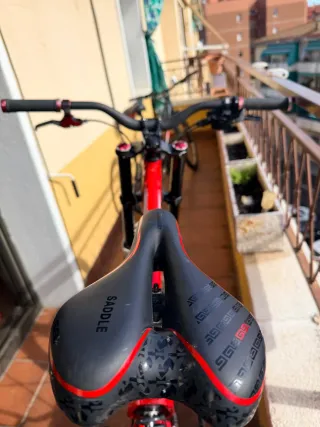 Bicicleta Dowhill Commencal Roja