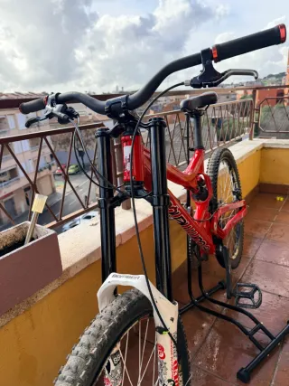 Bicicleta Dowhill Commencal Roja