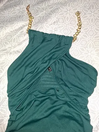 Vestido de fiesta verde con cadena dorada