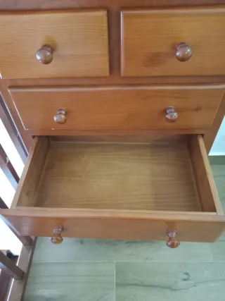 Cómoda de madera de pino