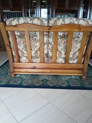 Divano a 2 posti vintage con fiori in legno