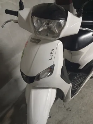 2 Moto Peugeot Tweet 125 Blanca