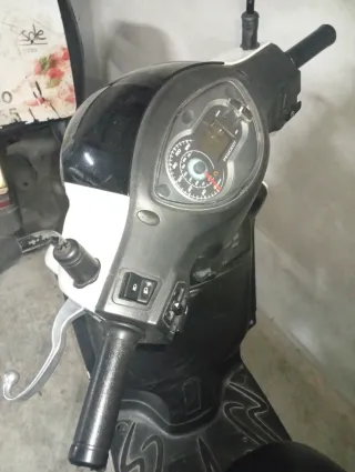 2 Moto Peugeot Tweet 125 Blanca