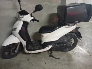 2 Moto Peugeot Tweet 125 Blanca