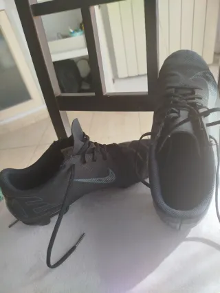 Botas de fútbol Nike negras