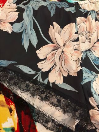 Pijama corto encaje negro y flores