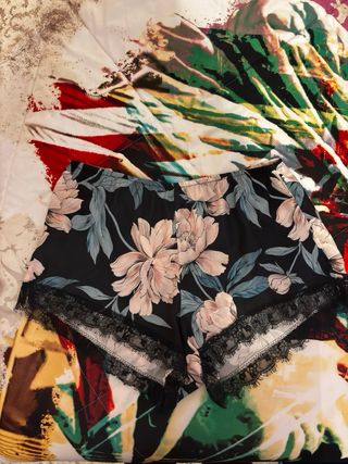 Pijama corto encaje negro y flores