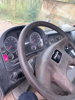 Camión Man porta contenedores (motor roto)