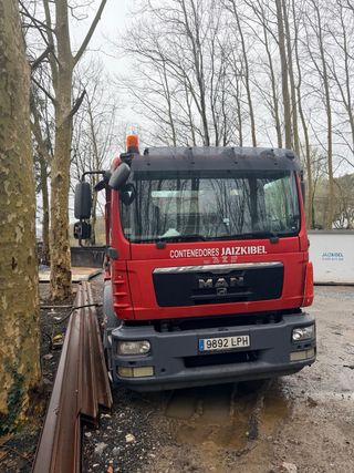 Camión Man porta contenedores (motor roto)