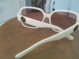 Gafas de sol blancas y marrones