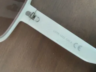 Gafas de sol blancas y marrones