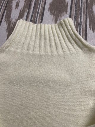 Jersey cuello alto amarillo pastel