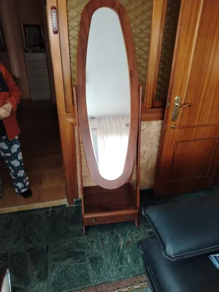 Specchio a figura intera ovale con cassetto