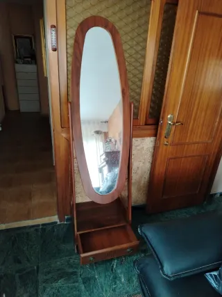 Specchio a figura intera ovale con cassetto