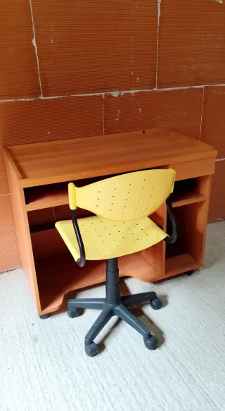 Mesa Escritorio de madera (con Silla)