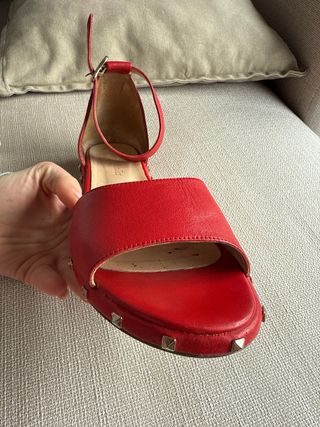 Sandalias planas rojas con tachuelas