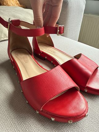 Sandalias planas rojas con tachuelas