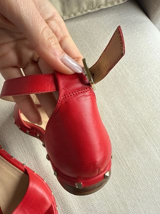 Sandalias planas rojas con tachuelas
