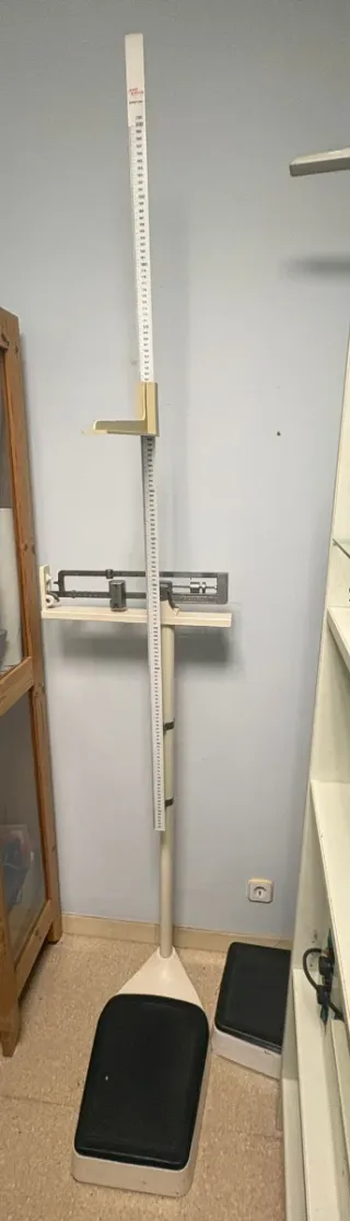 Báscula médica con tallímetro