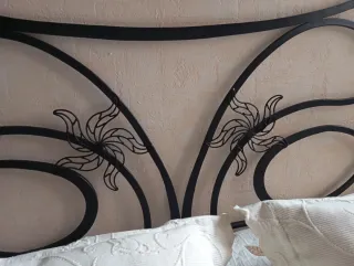 Cabecero de hierro forjado+ colcha+4 cojines.