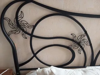 Cabecero de hierro forjado+ colcha+4 cojines.