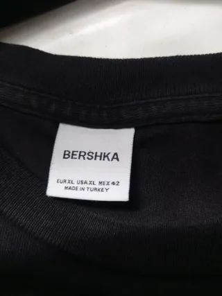 Camiseta negra con estampado