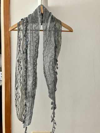 Pañuelo de cuello gris con flecos