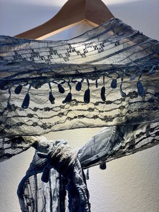 Pañuelo de cuello gris con flecos