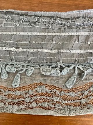 Pañuelo de cuello gris con flecos