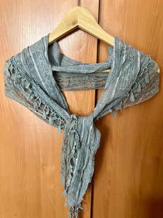 Pañuelo de cuello gris con flecos