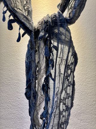 Pañuelo de cuello gris con flecos