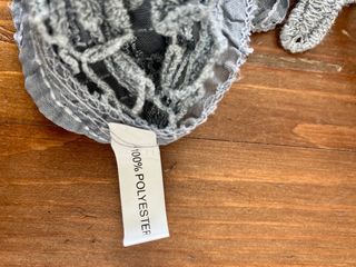 Pañuelo de cuello gris con flecos