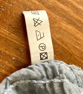 Pañuelo de cuello gris con flecos