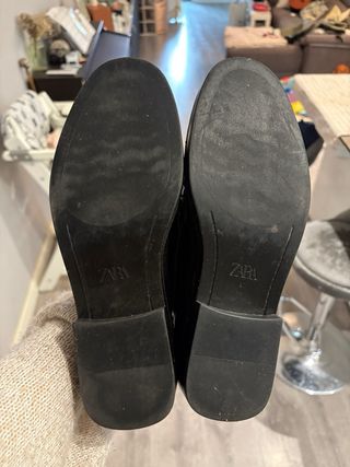 Mocasines charol negros con detalle dorado