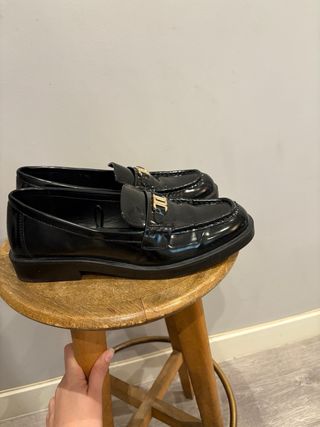 Mocasines charol negros con detalle dorado