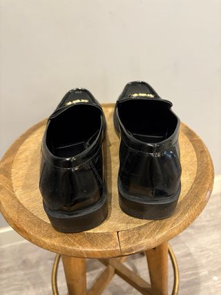 Mocasines charol negros con detalle dorado