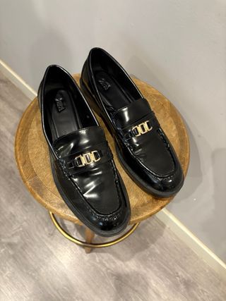 Mocasines charol negros con detalle dorado