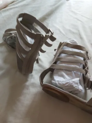 Sandalias romanas ante beige