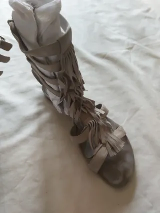 Sandalias romanas ante beige