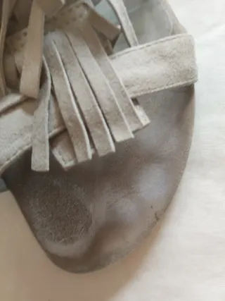 Sandalias romanas ante beige