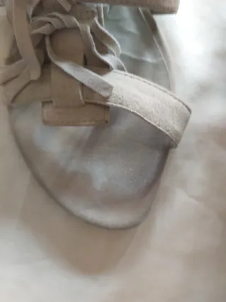 Sandalias romanas ante beige