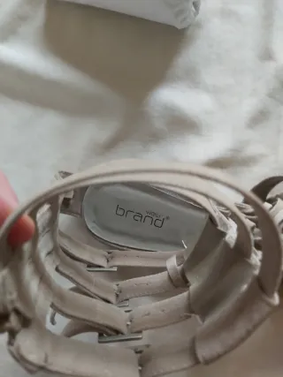 Sandalias romanas ante beige