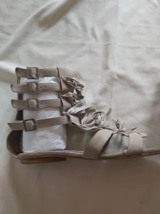 Sandalias romanas ante beige