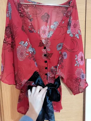 Elegante Blusa Kimono con Fajín Negro