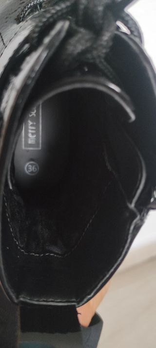 Botines de charol negros