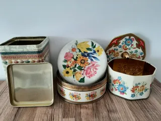 Tre scatole di latta vintage