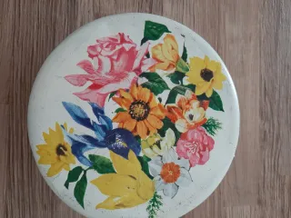 Tre scatole di latta vintage