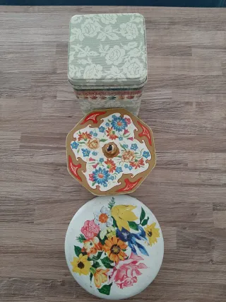 Tre scatole di latta vintage