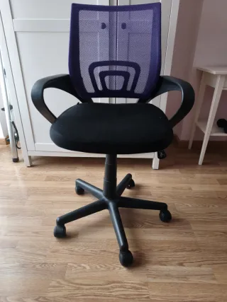 Silla de oficina ergonómica negra y morada